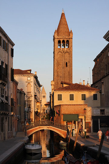 View from Ponte dei Pugni. Photo by Mark Longair.