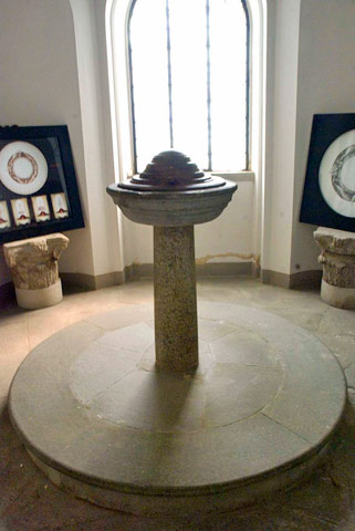 The original baptismal font where Leonardo da Vinci was baptized. Photo Vignaccia76.