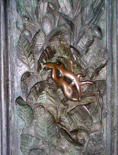 The entrance door of the duomo is adorned with many decorations among which a small lizard. According to the legend touching the lizard brings good luck especially to students about the sit their final high school exams. Photo © Laura Epifani.